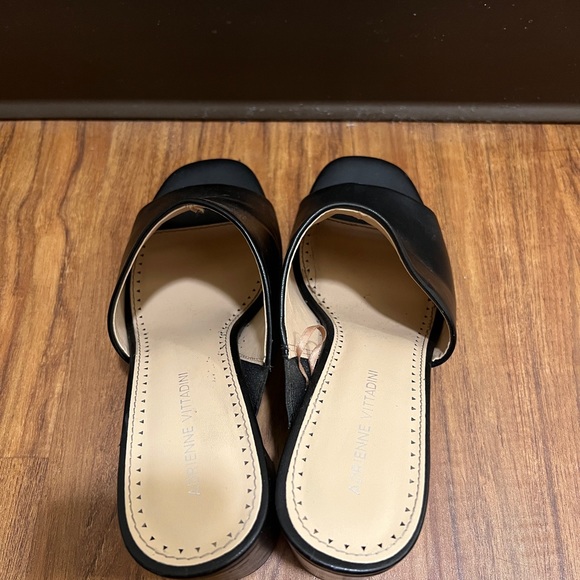 BLACK HEELS - Picture 4 of 6